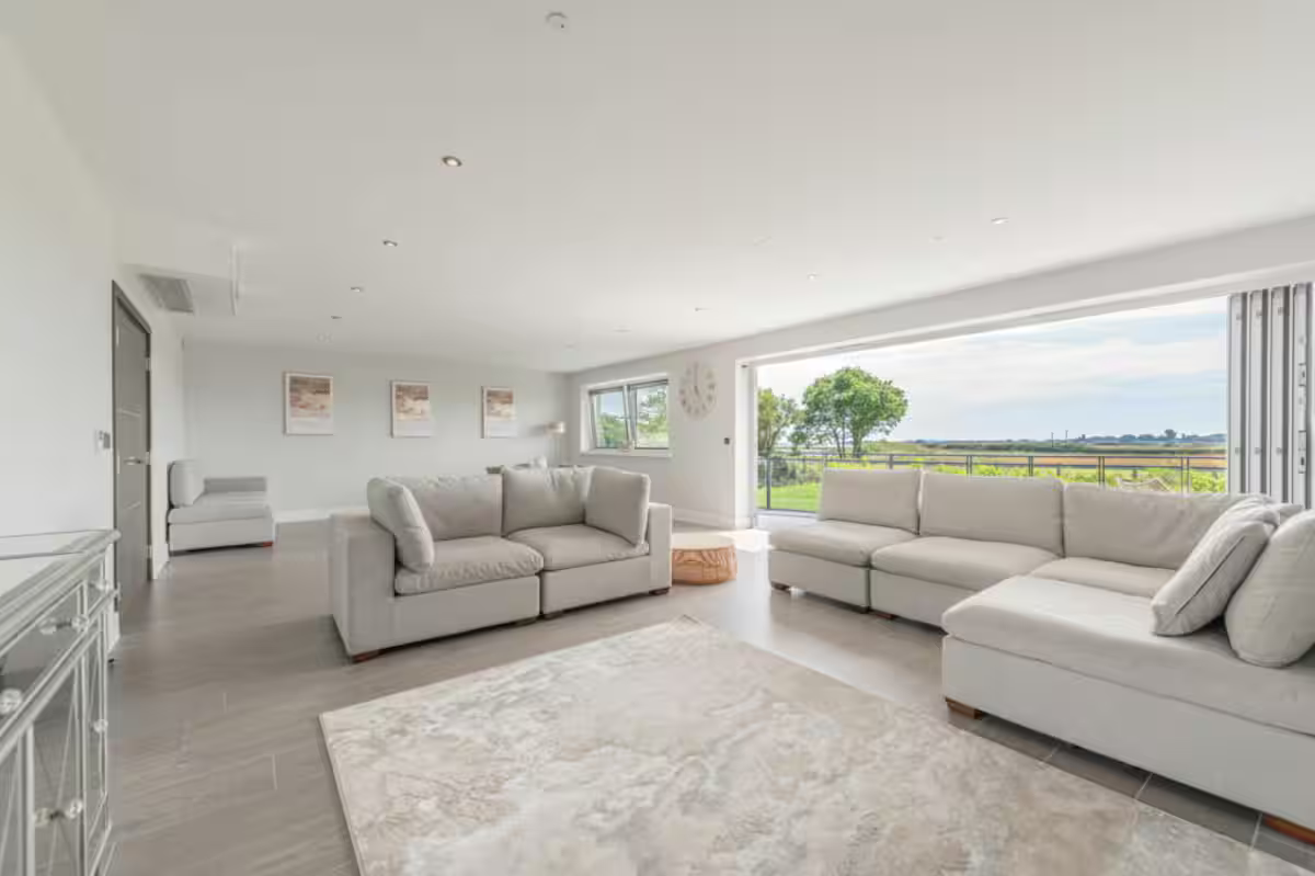 Yachthaven - Stylish 5 Bedroom Home with Sea Views & Jacuzzi